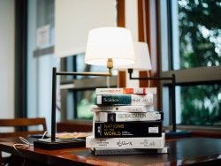 Download Wallpaper 1600×1200 Books, Table, Lamp 1600×1200 HD Background