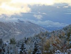 Download Wallpaper 1024×768 Mountains, Winter, Trees, Rivers, Clouds