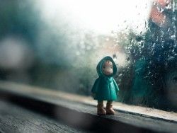 Download Wallpaper 1600×1200 Toy, Window, Drops 1600×1200 HD Background